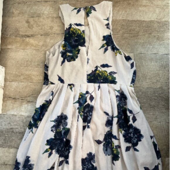 Free People Women's Mini White Floral Dress with Pockets /Keyhole /Pleated - Picture 3 of 12